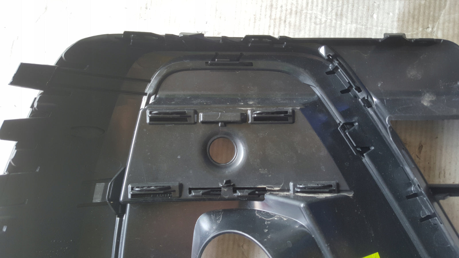 Kratka zderzaka przedniego lewa strona AUDI A8 (D5) 4N0807681 demontaż