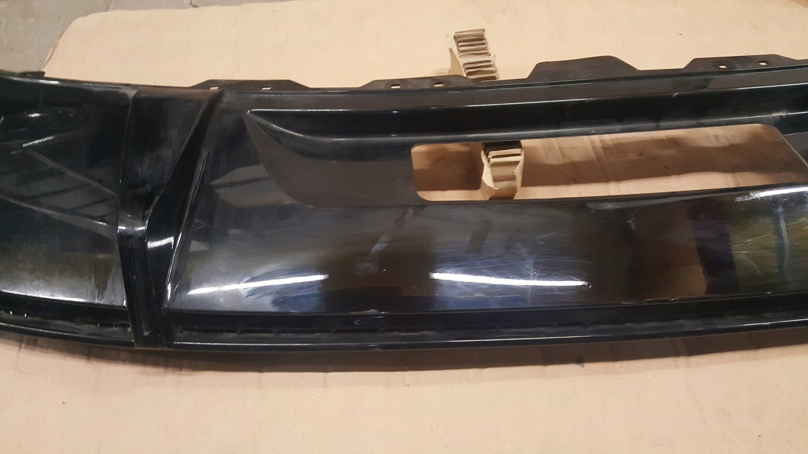 Dokładka spoiler dyfuzor zderzaka tylnego AUDI E-TRON 4KE807835C demontaż