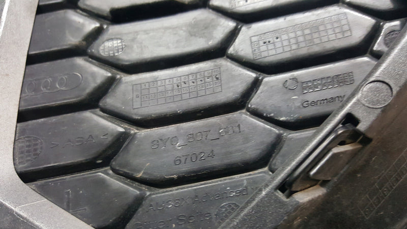 Kratka zderzaka przedniego lewa strona AUDI A3 8Y0807681 demontaż