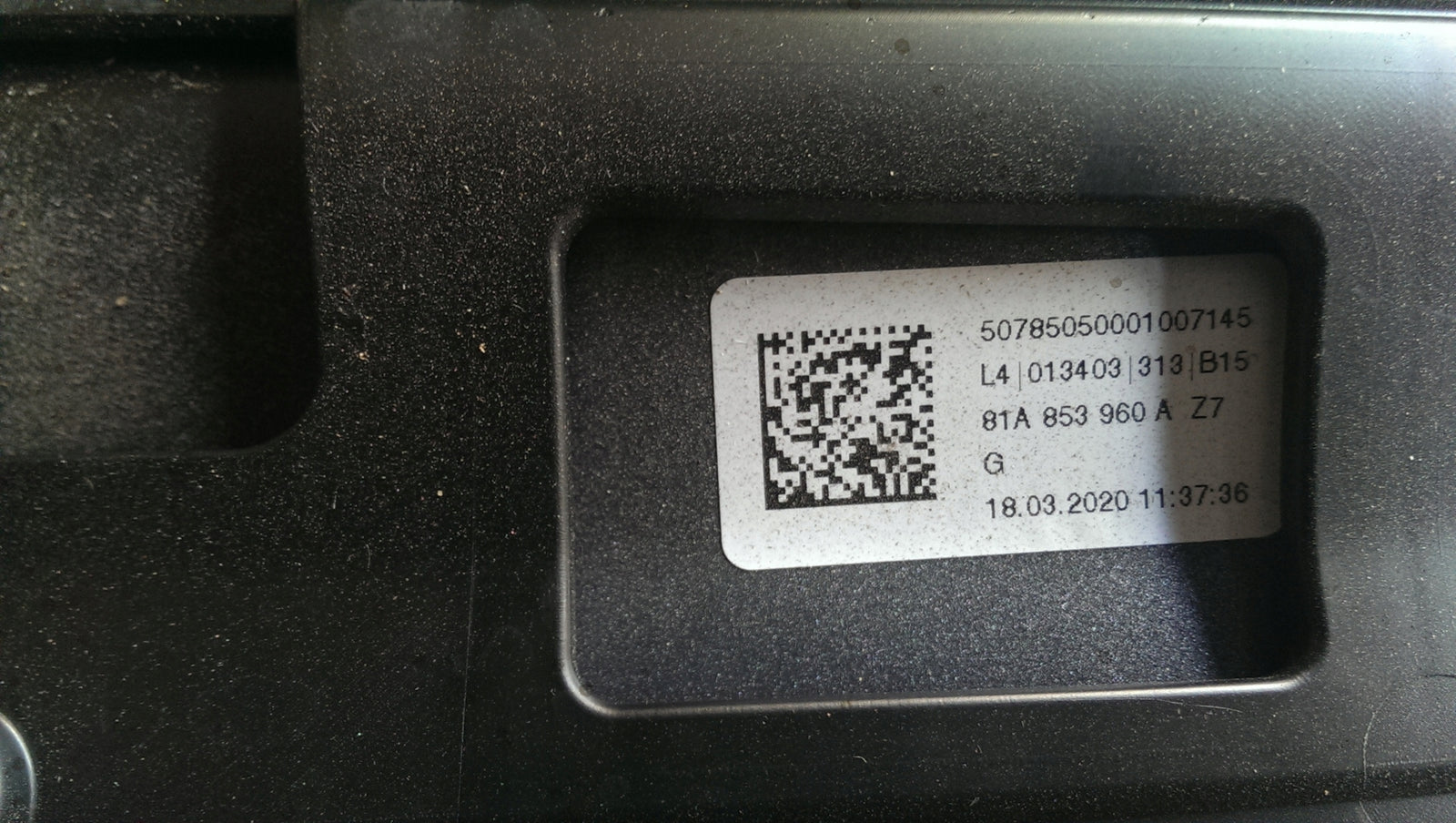 Listwa drzwi prawy przód AUDI Q2 81A853960A