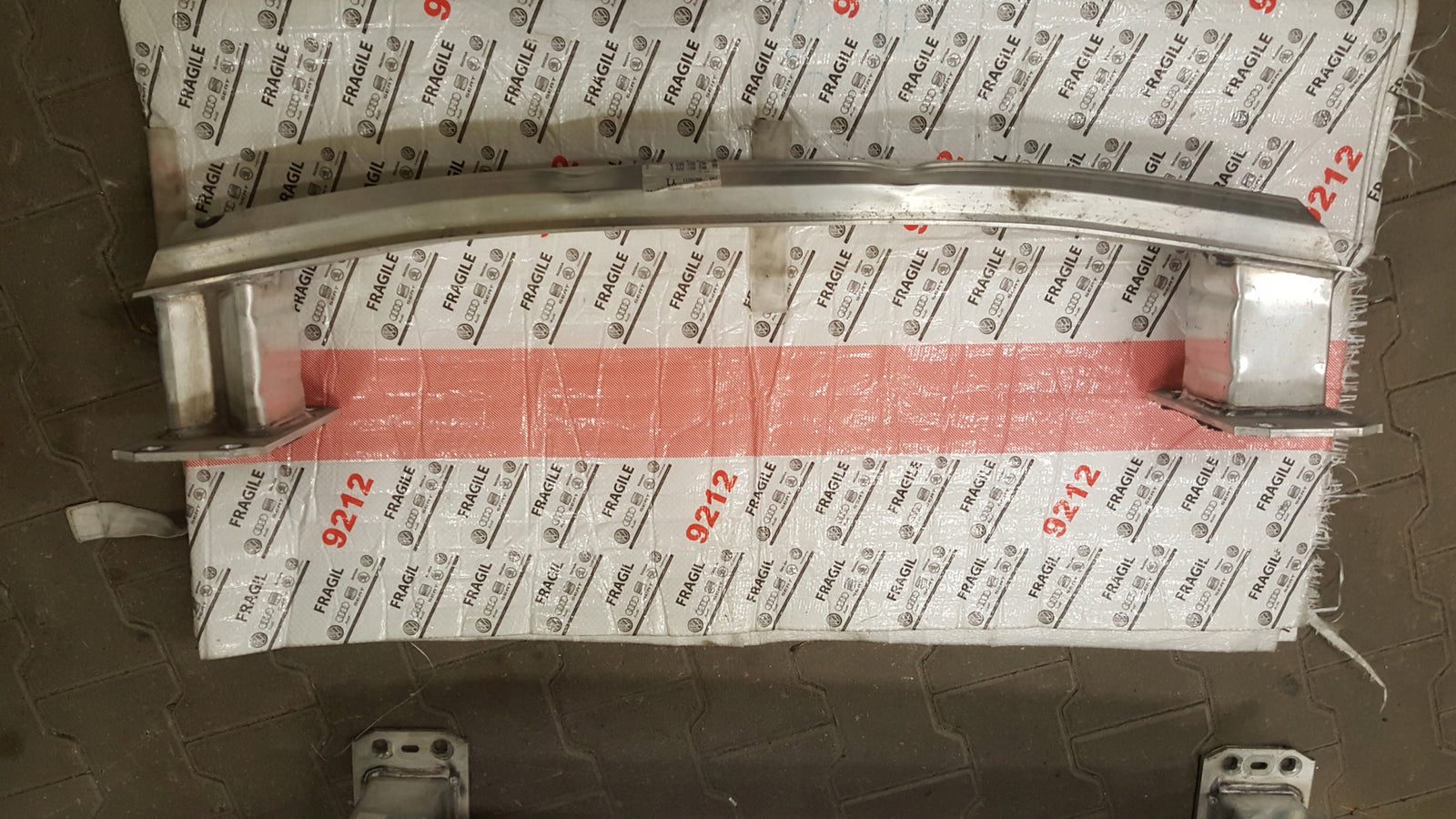 BELKA ZDERZAKA TYŁ WZMOCNIENIE AUDI E-TRON 4KE 4KE807309D 4KE807669A
