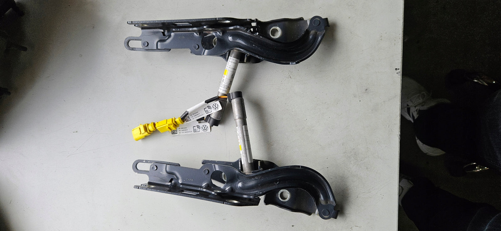 ORYGINALNE zawiasy maski L+P Vw ID.7 14A823306B 14A823305B