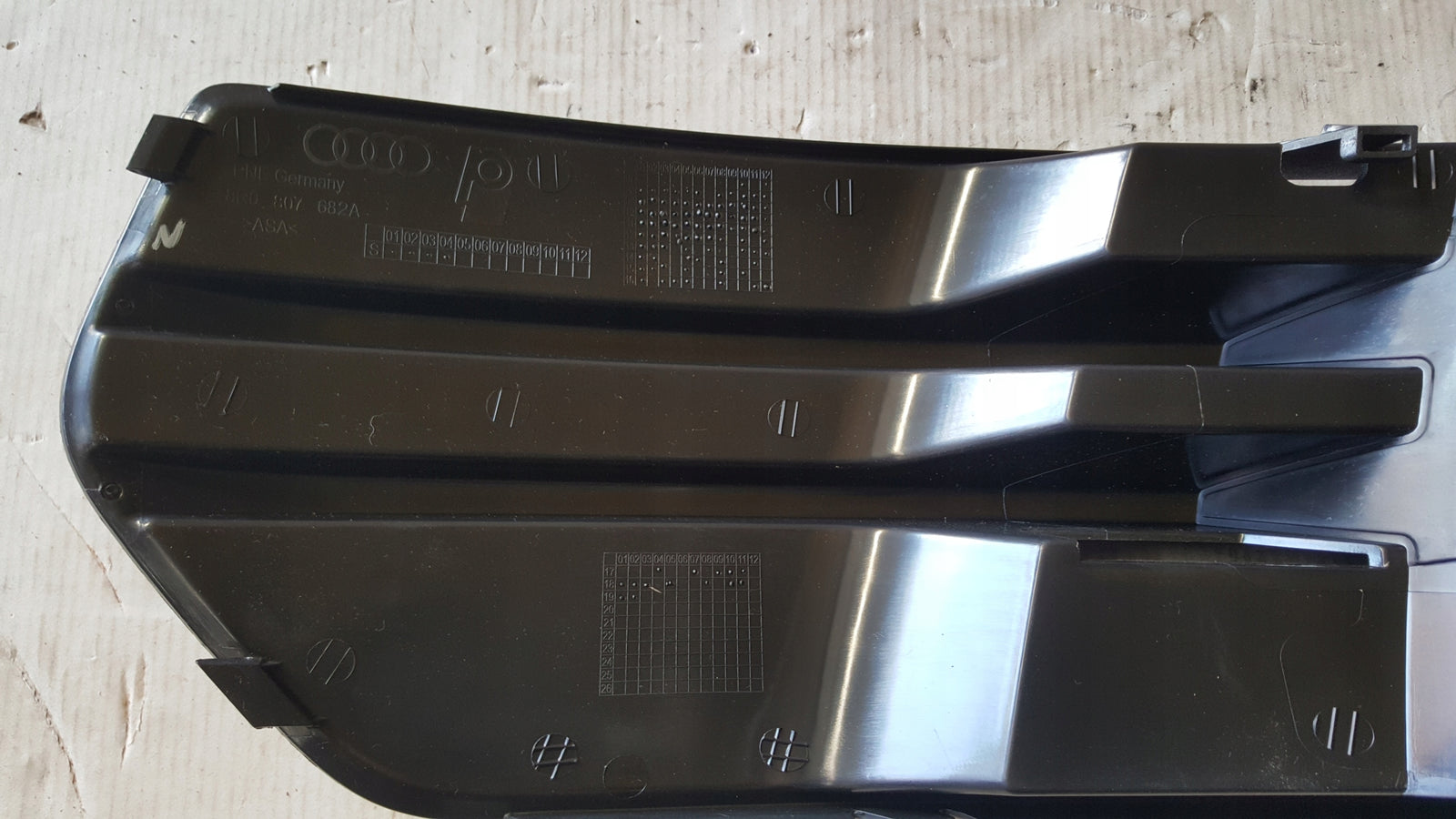 NOWA ORYGINALNA kratka zderzaka prawy przód AUDI Q5 8R0807682A
