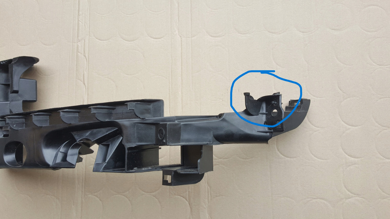 ŚLIZG MOCOWANIE LAMPY LEWEJ AUDI A3 LIFT 8P0805607