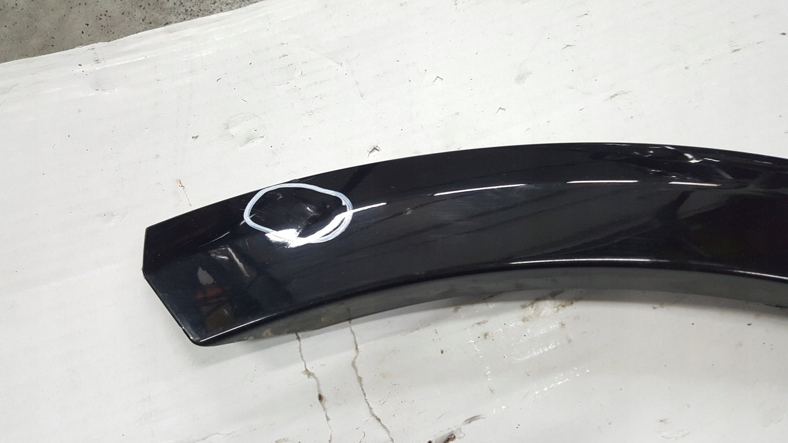 Listwa błotnika prawy tył AUDI Q2 81A853818A