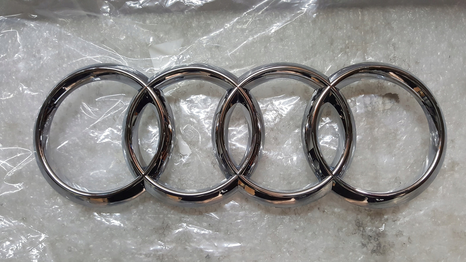 Emblemat logo przód AUDI A1 RS5 RS3 8T0853605 NOWY
