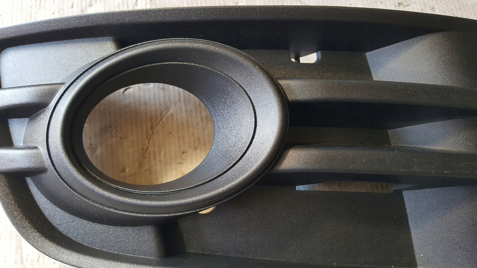 NOWA ORYGINALNA kratka zderzaka prawy przód AUDI Q5 8R0807682A