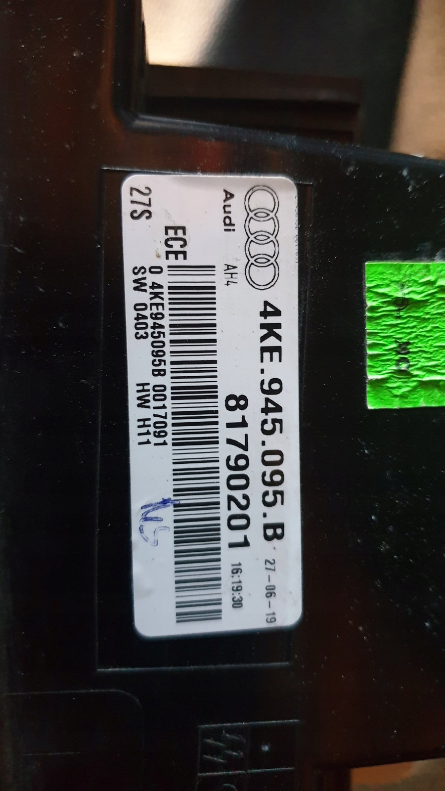 Lampa LED w klapę Audi E-TRON 4KE945095B demontaż