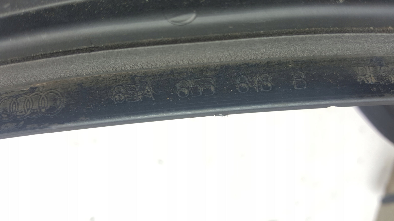 Listwa błotnika prawy tył AUDI Q3 83A853818B demontaż
