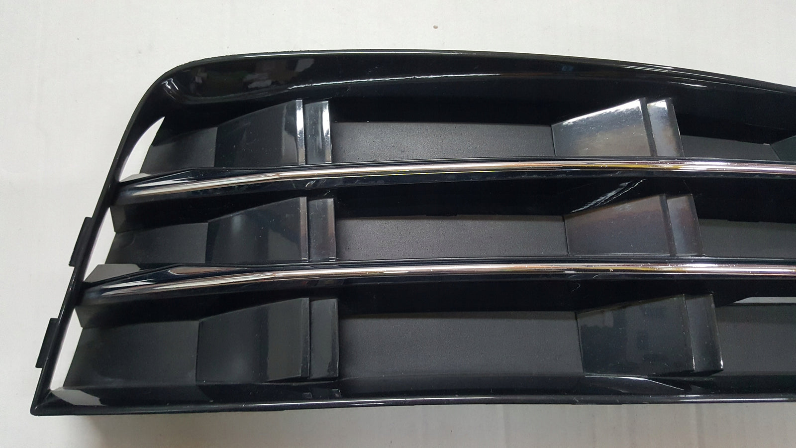 Kratka zderzaka przedniego prawa strona AUDI A4 (B9) 8W0807682R demontaż