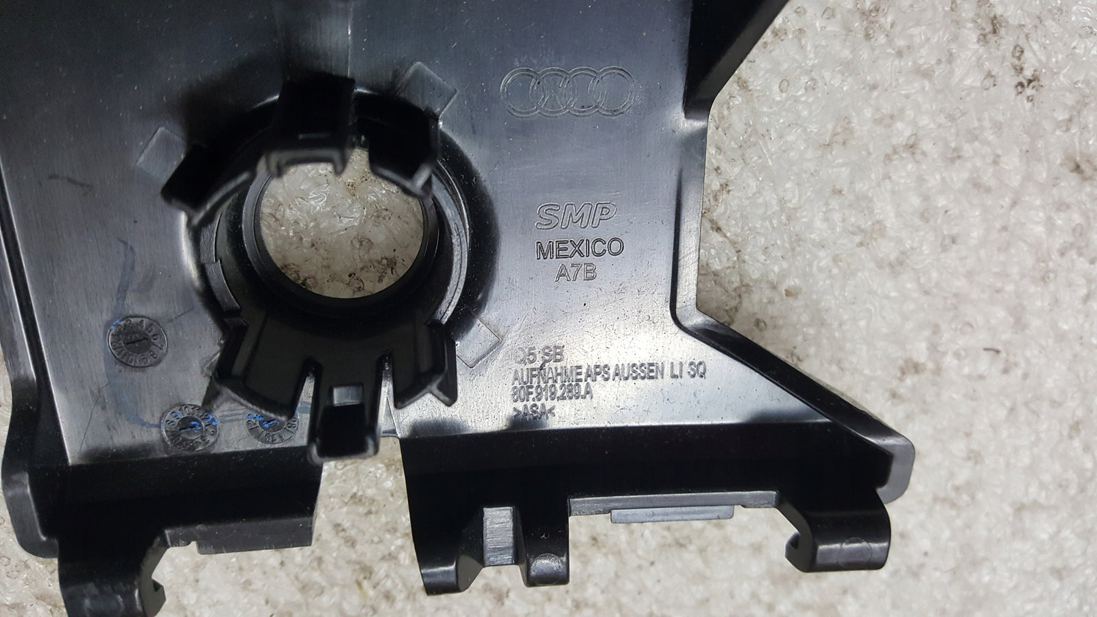 Uchwyt lewego tylnego czujnika parkowania (PDC) Audi Q5 FY 80F919289A
