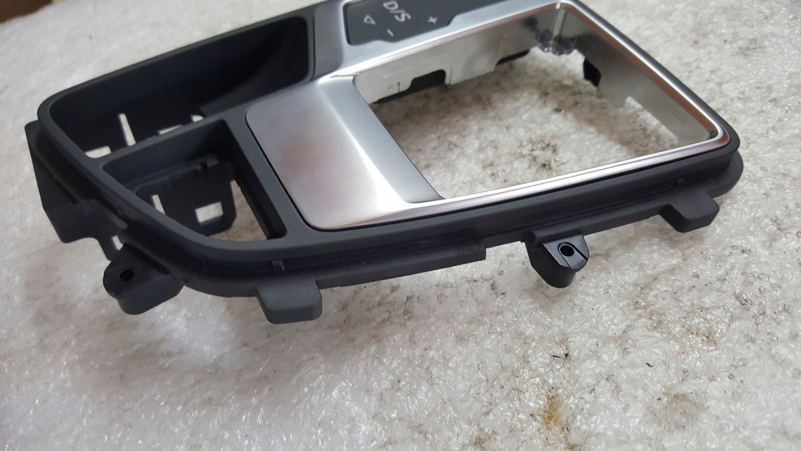 Ramka panel biegów AUDI A4 (B9) A5 8W1713111C demontaż