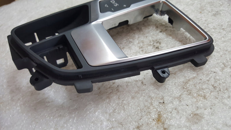 Ramka panel biegów AUDI A4 (B9) A5 8W1713111C demontaż