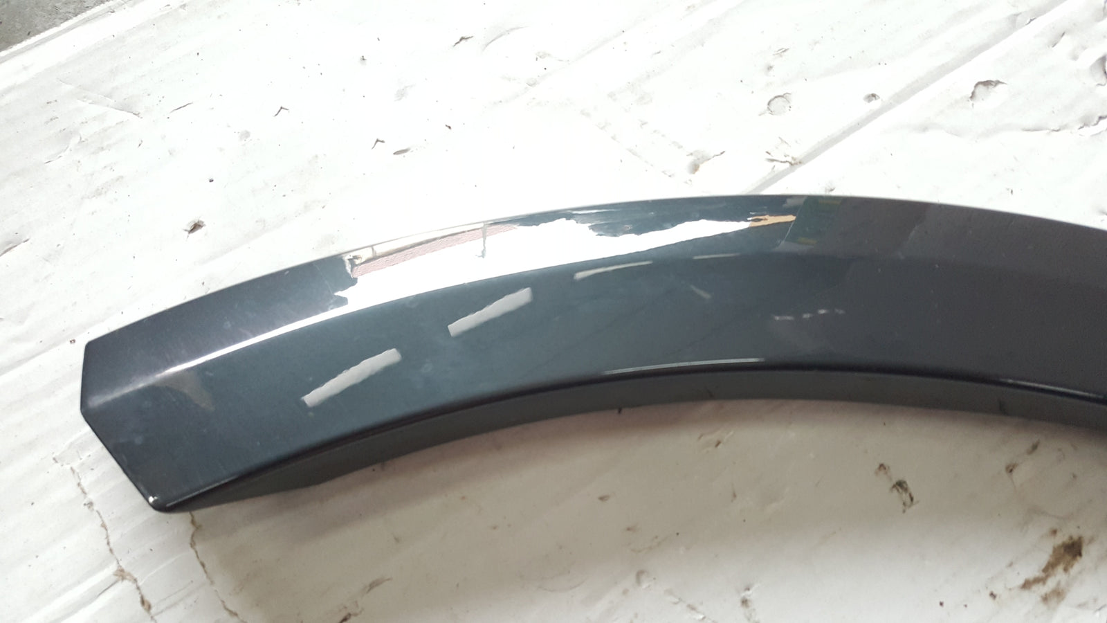 Listwa błotnika prawy tył AUDI Q2 81A853818A