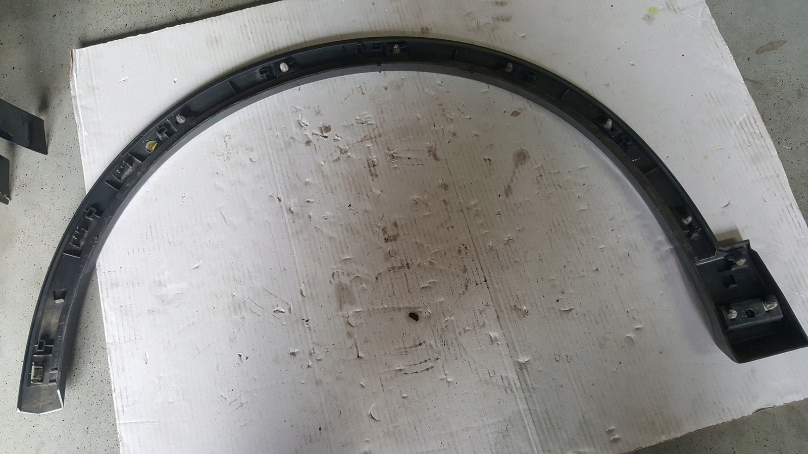 Listwa błotnika prawy przód AUDI Q2 81A853718A