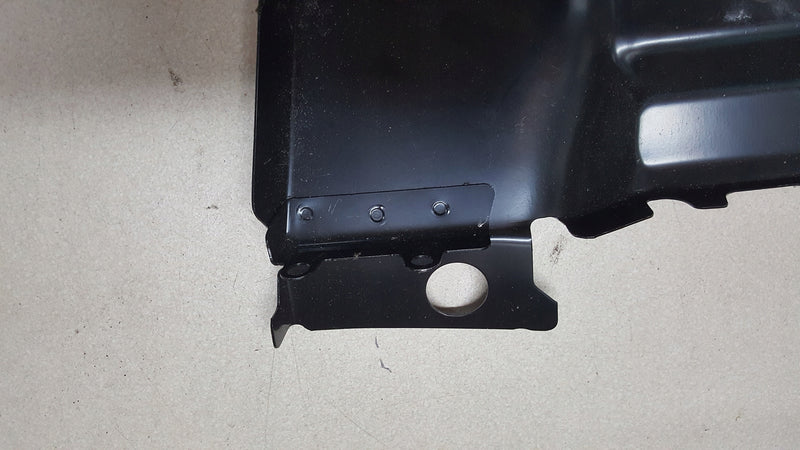 Audi A4 B9 - przednie prawe nadkole, tylne przedłużenie fartucha 8W0806290A