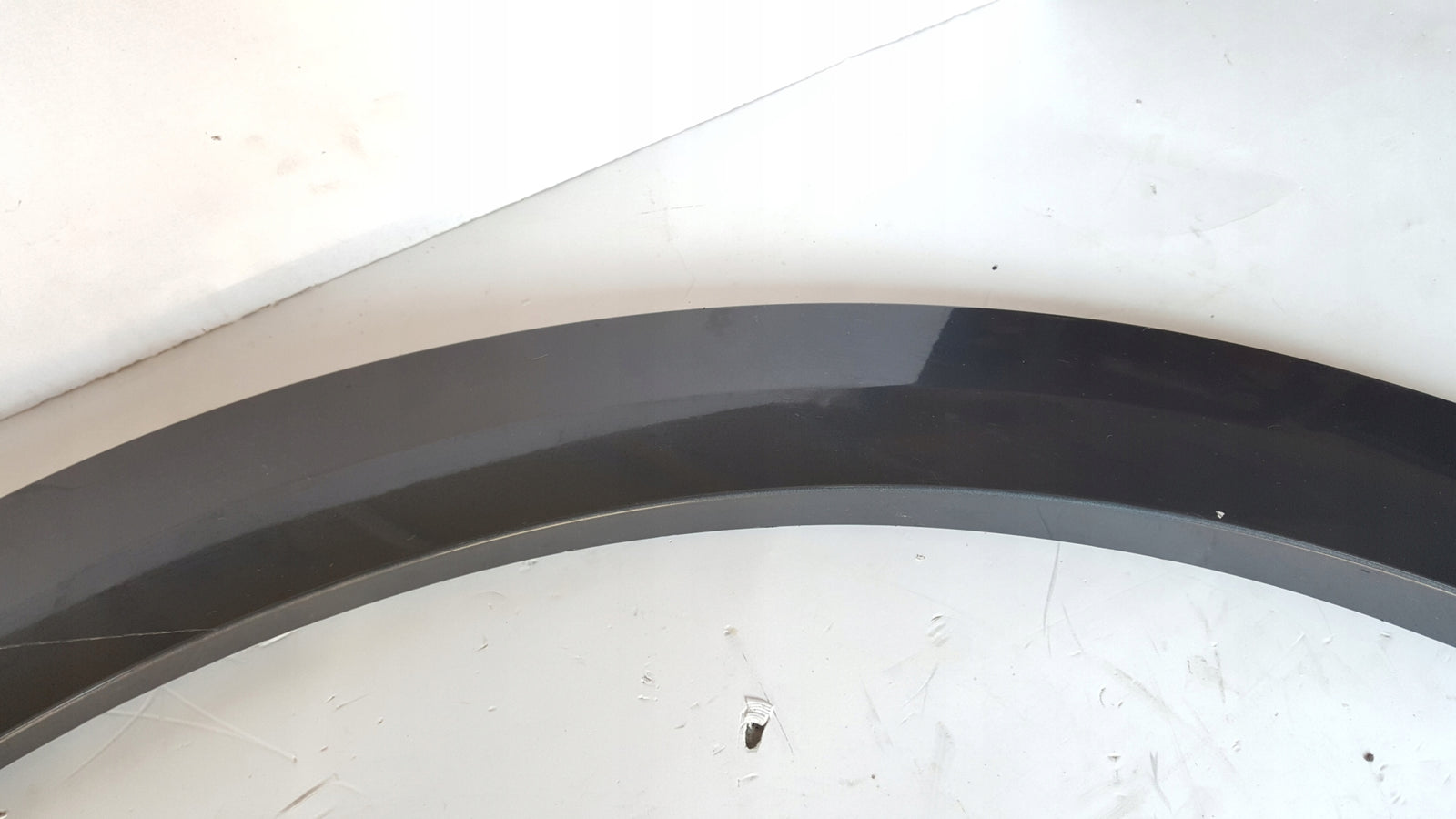 Listwa błotnika prawy tył AUDI Q5 III 8MA853818A demontaż