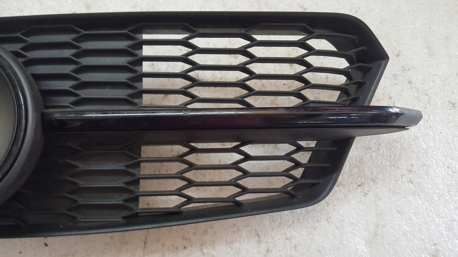 Kratka zderzaka przedniego lewa strona AUDI A6 (C7) 4G0807681AG demontaż