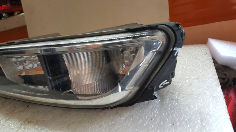 Prawy halogen VW PASSAT B8 3G0941662E demontaż