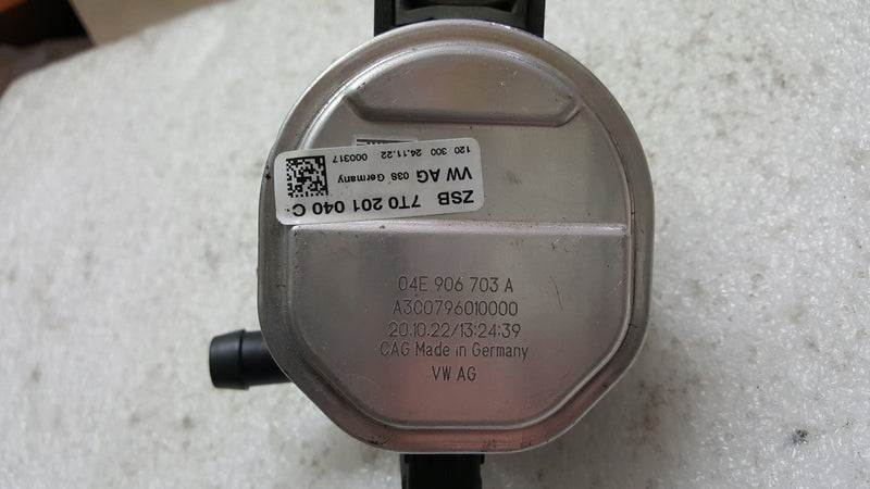 Pompa powietrza VW AUDI 04E906703A demontaż