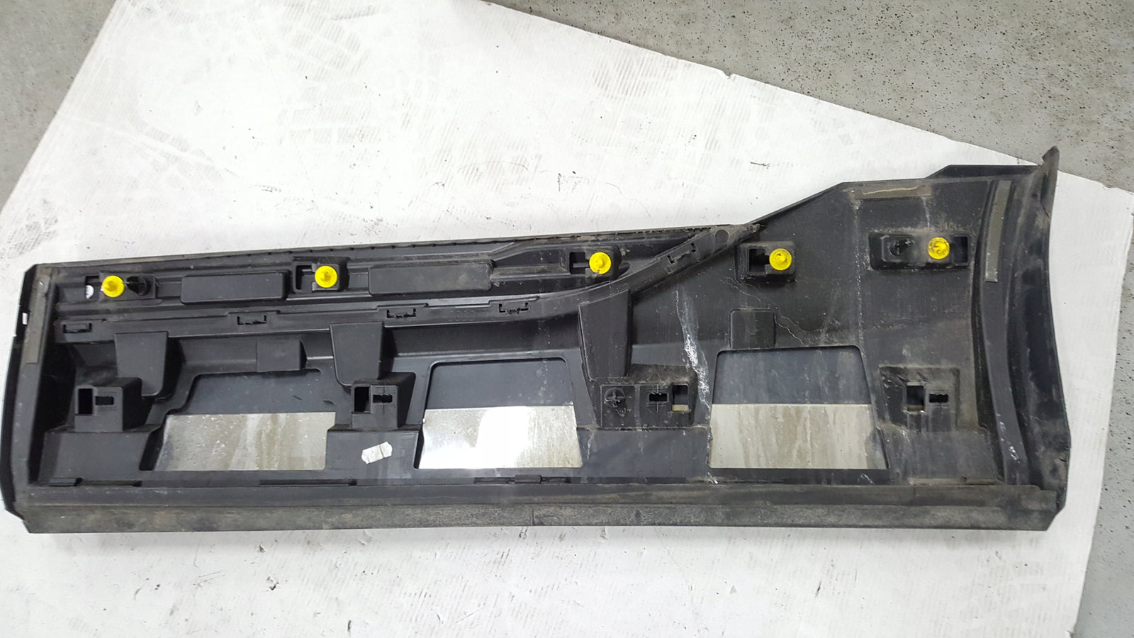 Listwa drzwi prawy tył AUDI E-TRON 4KE853970