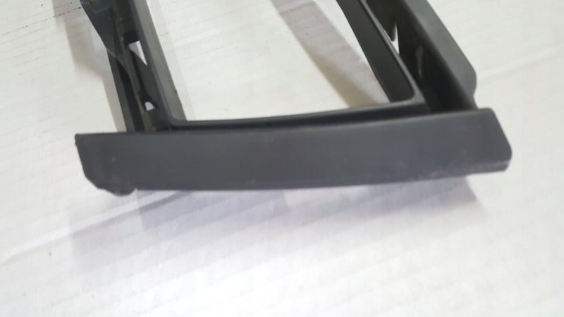 Kratka ramka zderzaka prawy przód VW GOLF VII 5G0853212H demontaż