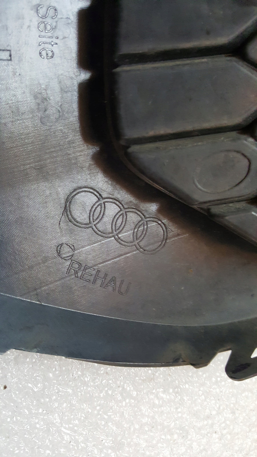 Kratka zderzaka lewy przód AUDI A3 8Y0807681A