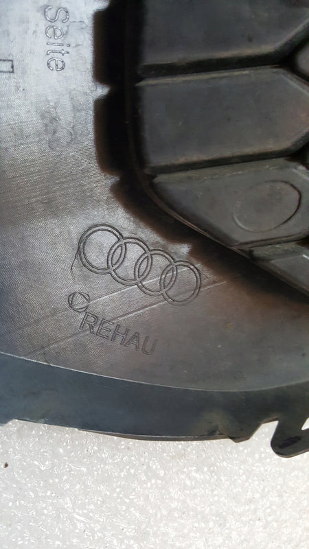 Kratka zderzaka lewy przód AUDI A3 8Y0807681A