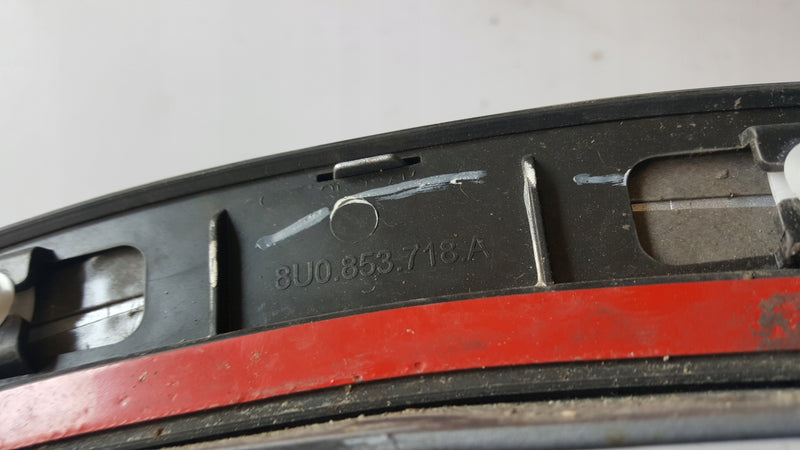 Listwa błotnika prawy przód AUDI Q3 8U0853718A demontaż