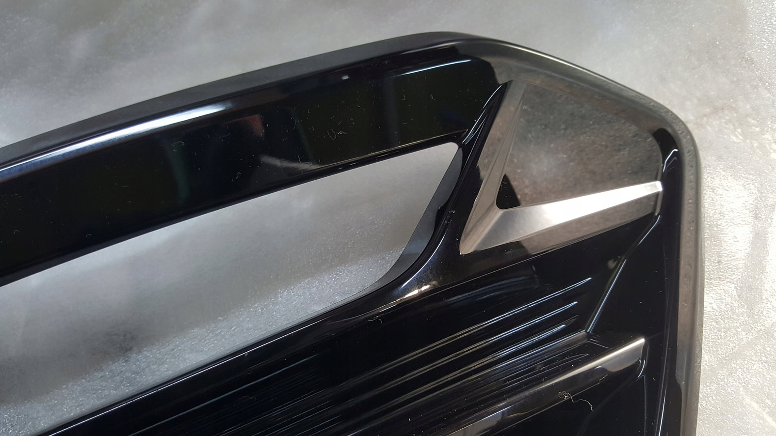 NOWA ORYGINALNA kratka zderzaka prawy przód SEAT CUPRA ATECA 575853666T