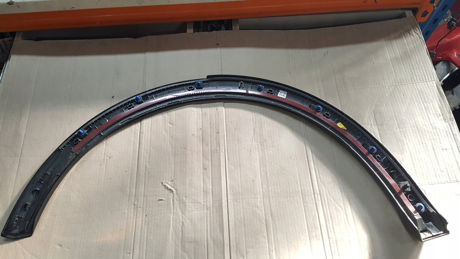 Listwa błotnika lewy tył AUDI Q2 81A853817A