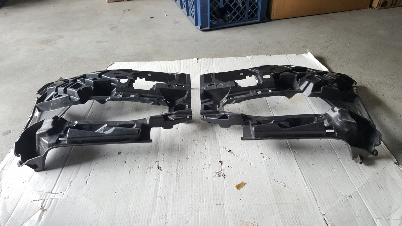 Ślizgi zderzaka przedniego VW GOLF VII 5G0807723F 5G0807724F demontaż