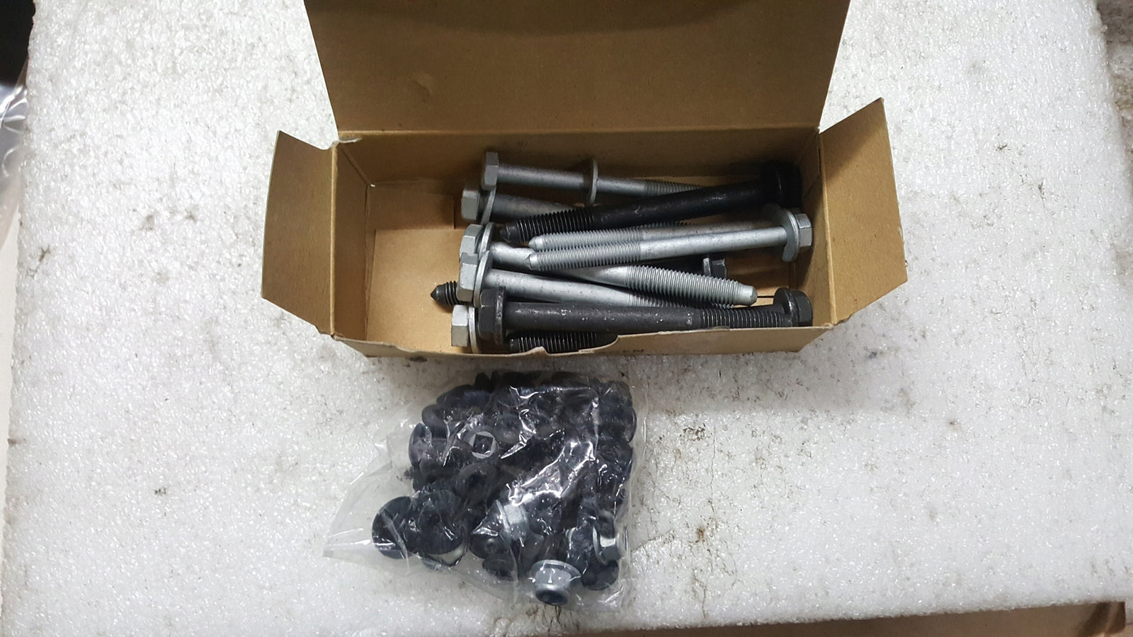 ZESTAW MOCUJĄCY ZDERZAK TYLNY AUDI A4 A5 8K0098627