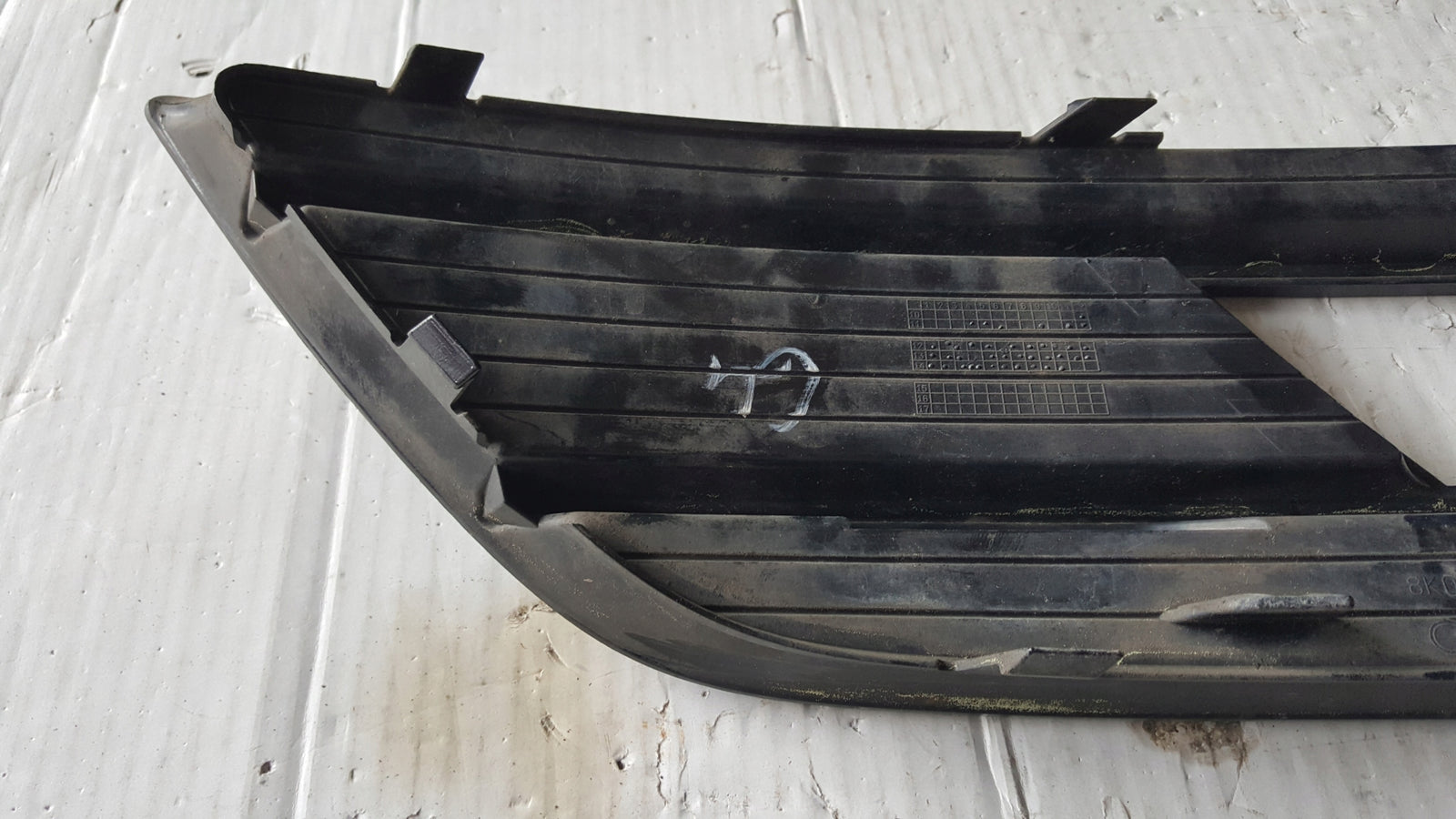 Kratka zderzaka prawy przód AUDI A4 (B8) 8K0807682K demontaż
