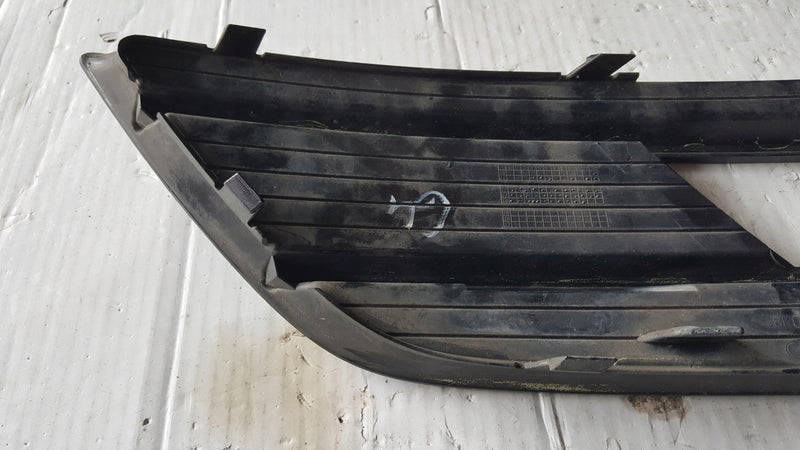 Kratka zderzaka prawy przód AUDI A4 (B8) 8K0807682K demontaż