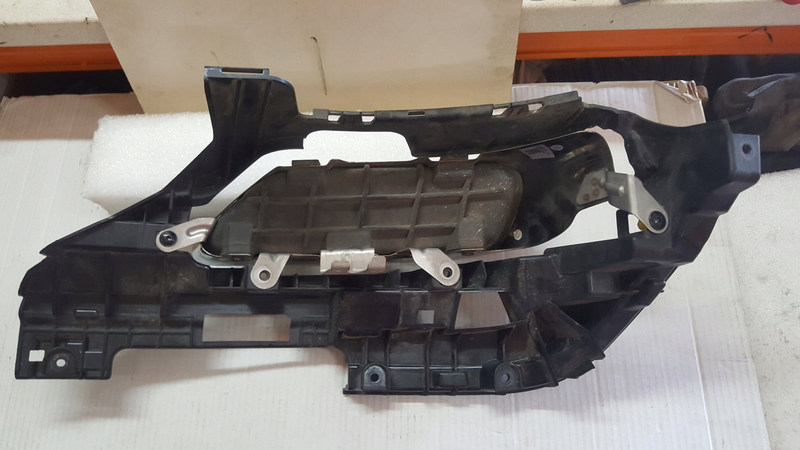 Prawa końcówka wydechu + uchwyt AUDI A4 (B9) 8W0253826Q 8W0807348G demontaż