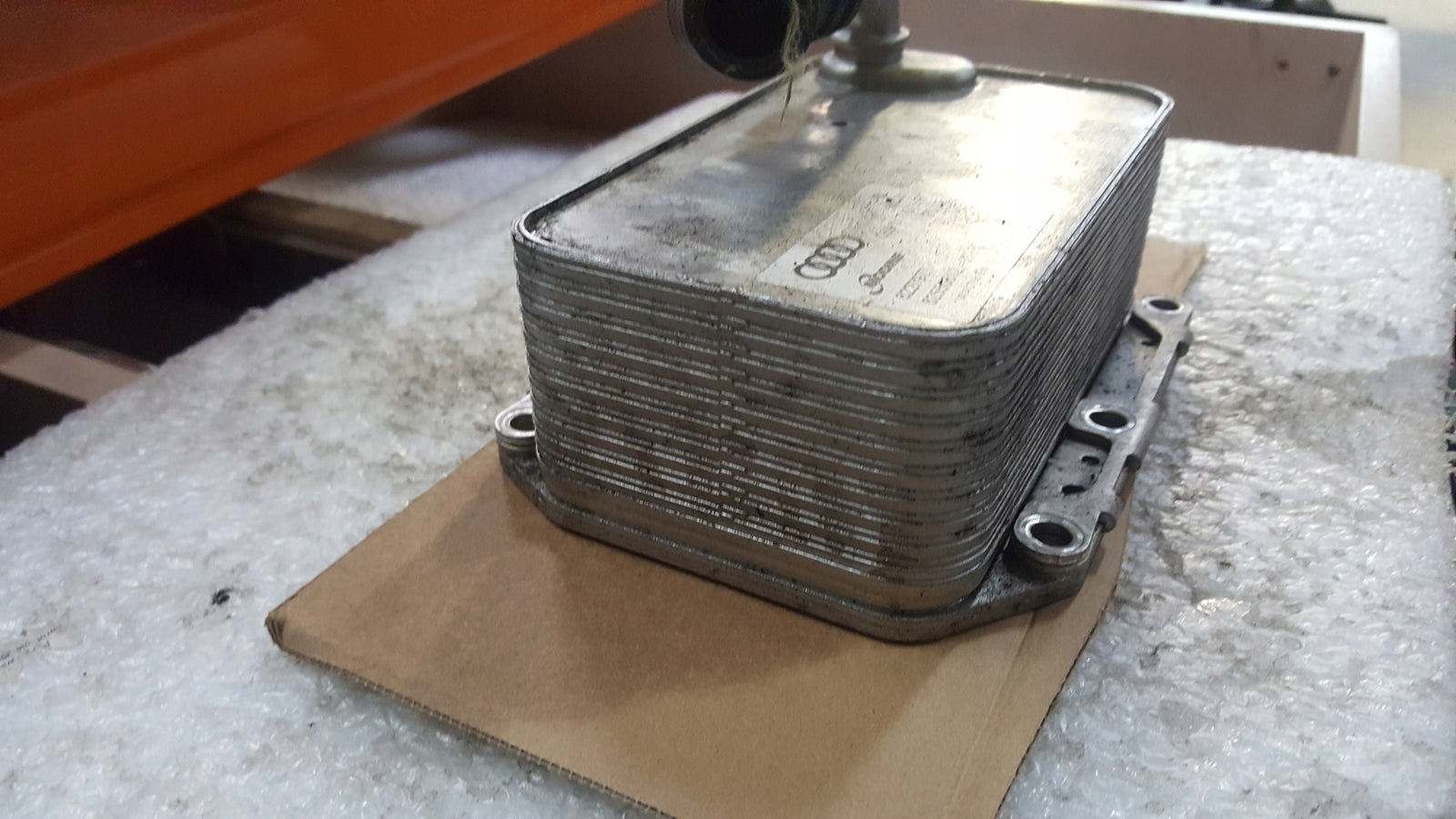 Chłodnica oleju AUDI 3.0 TDI 059117015R demontaż