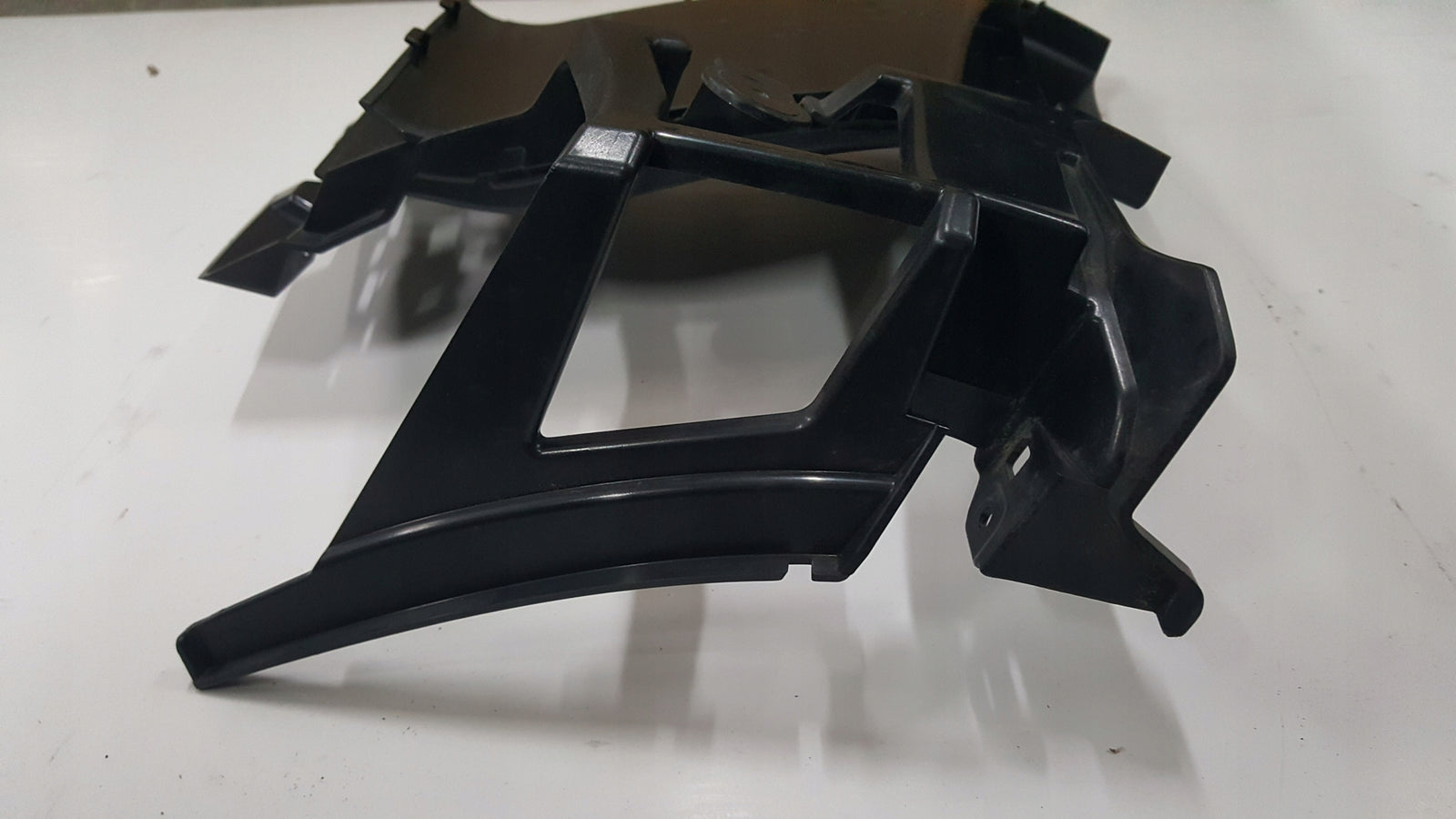 Kierownica powietrza lewy przód AUDI A6 (C8) 4K0121763B 4K0121763C demontaż