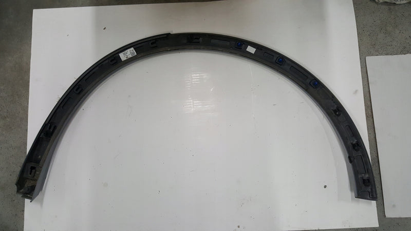 Listwa błotnika prawy tył AUDI Q4 E-TRON 89A853818E demontaż