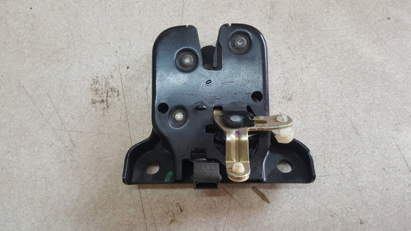 Zamek tylnej klapy Audi A3 8L LIFT 8D9827505E