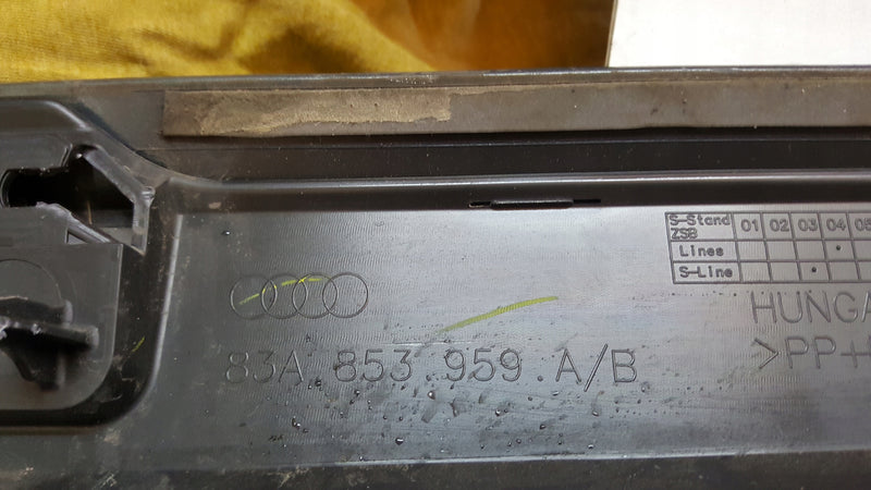 Listwa drzwi lewy przód AUDI Q3 II 83A853959A/B demontaż