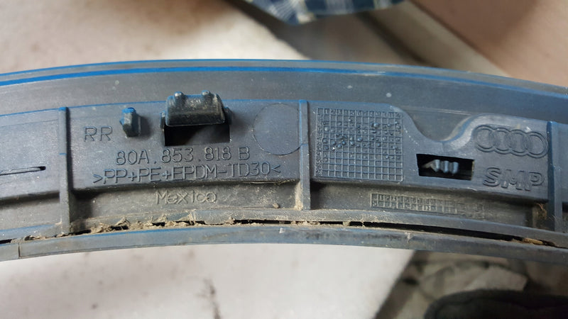 Listwa błotnika prawy tył AUDI Q5 80A853818B demontaż