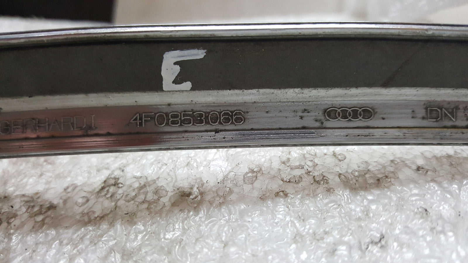AUDI A6 C6 - LISTWA ZDERZAKA PRAWY PRZÓD 4F0853066
