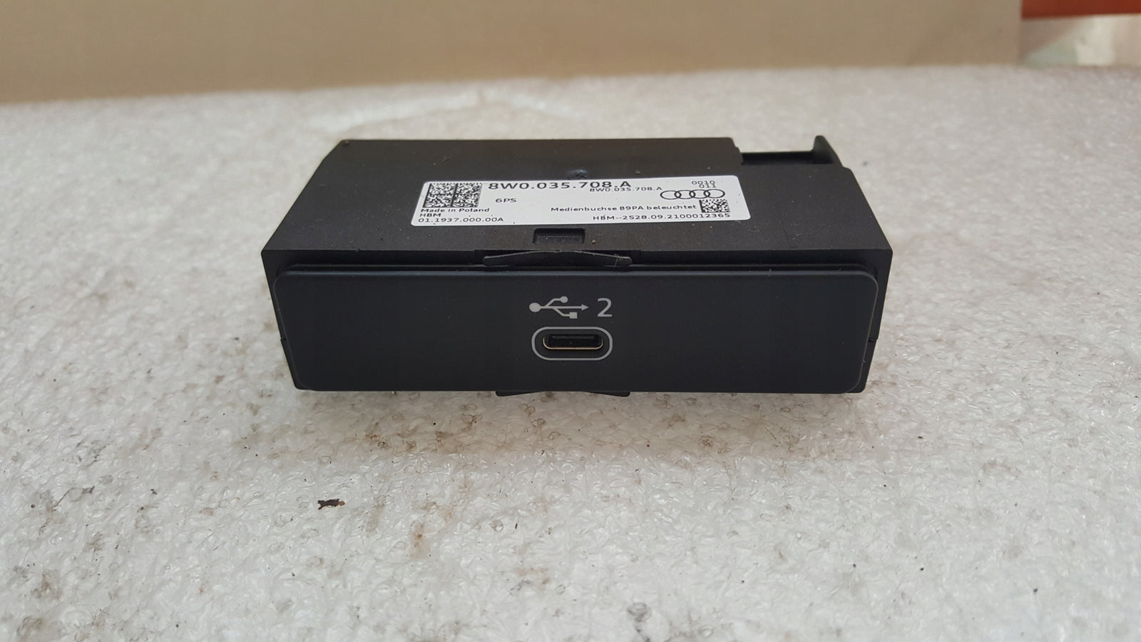 Gniazdo port USB AUDI A4 (B9) A5 Q5 RS4 RS5 8W0035708A demontaż