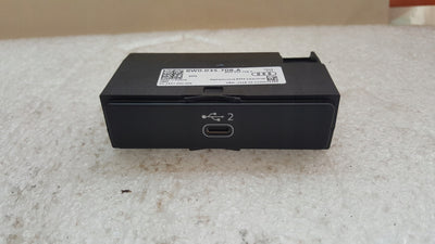 Gniazdo port USB AUDI A4 (B9) A5 Q5 RS4 RS5 8W0035708A demontaż
