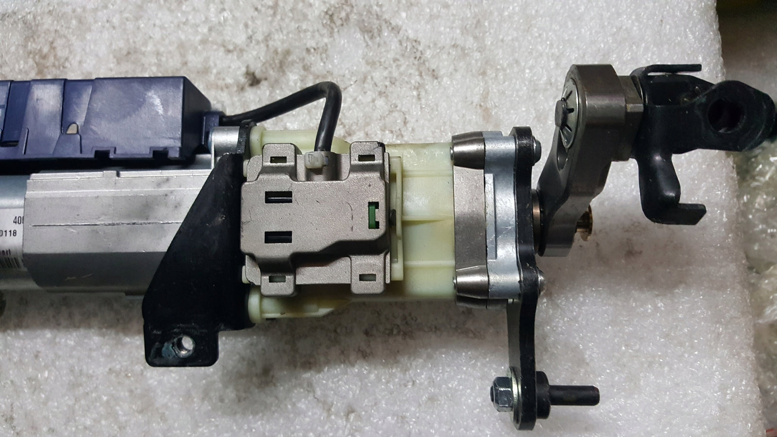 Siłownik klapy bagażnika prawa strona AUDI A4 (B8) RS4 8K9827852A demontaż