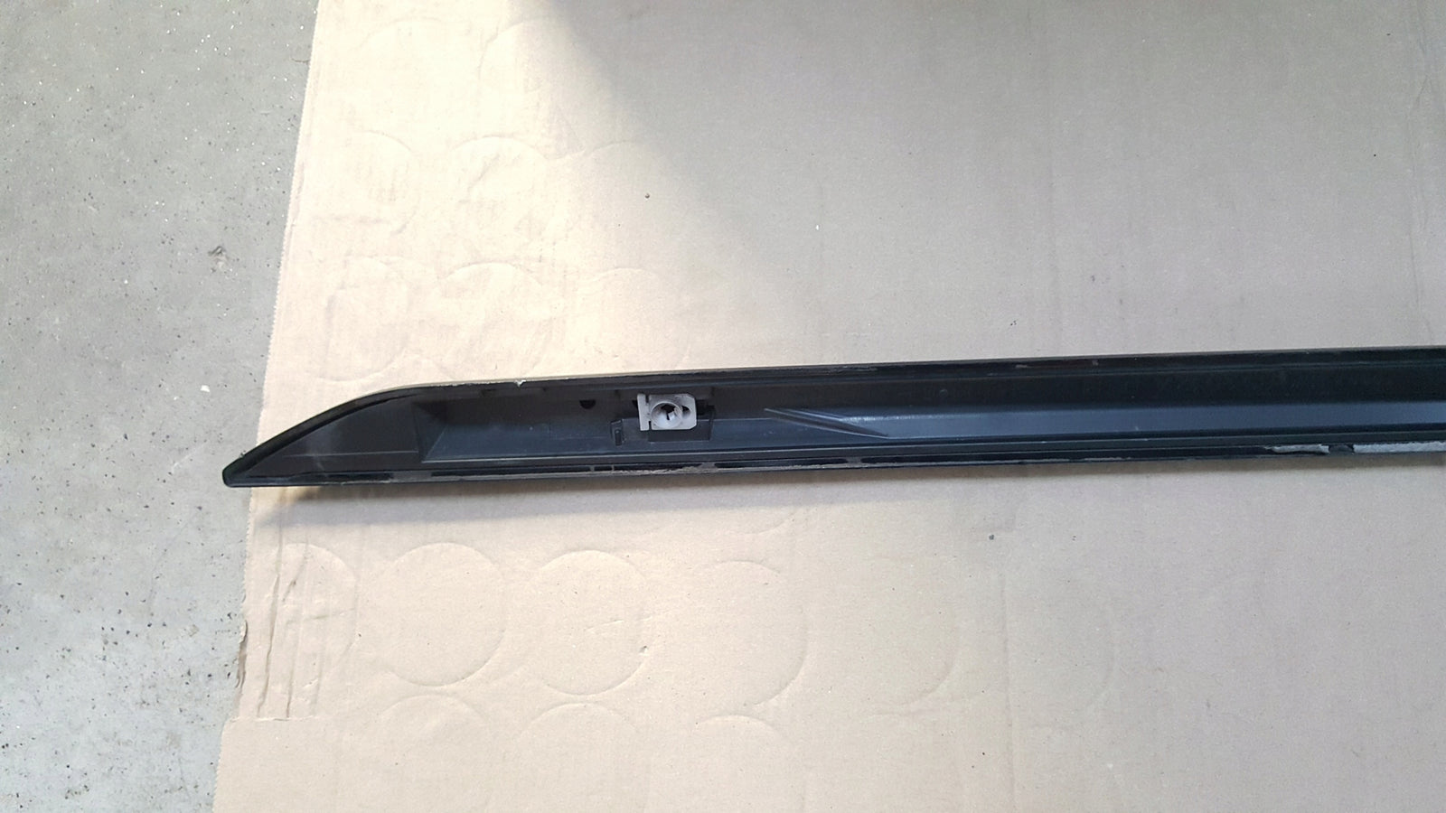 Listwa progowa prawa strona AUDI A4 (B9) 8W0853932A demontaż