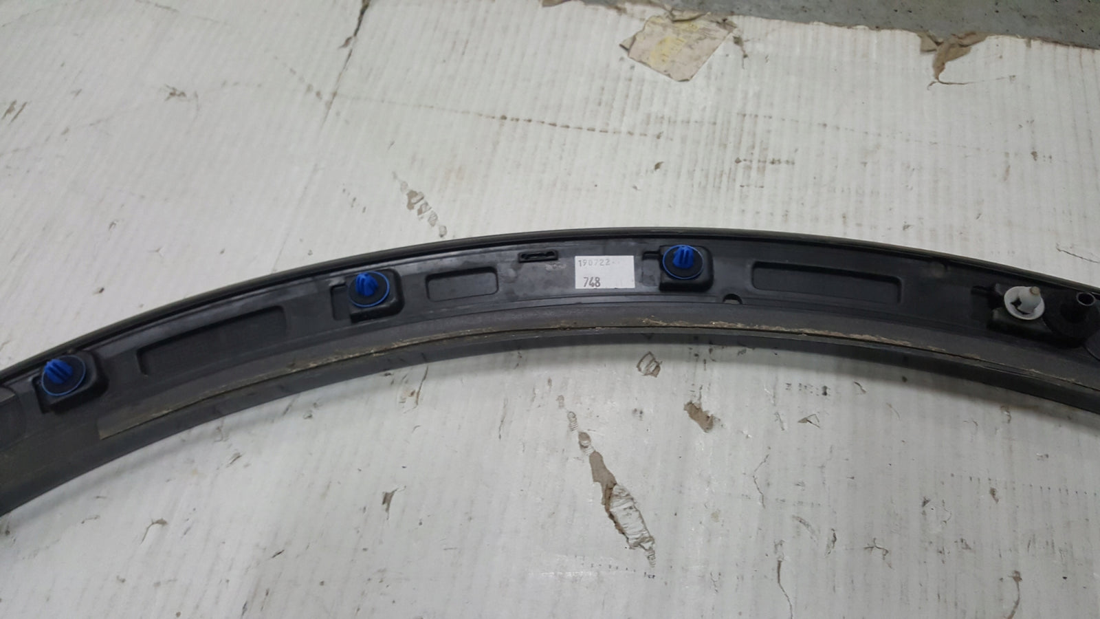 Listwa błotnika prawy tył AUDI Q4 e-tron 89A853817C demontaż