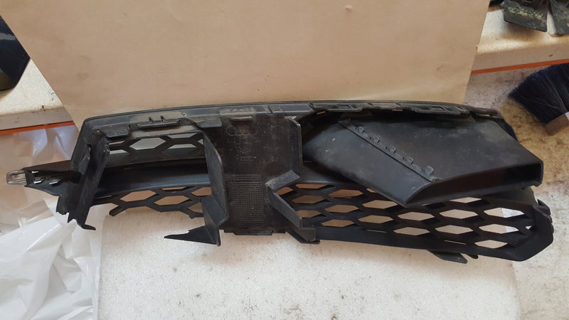Kratka zderzaka prawy przód AUDI A3 S3 8V3807682L demontaż