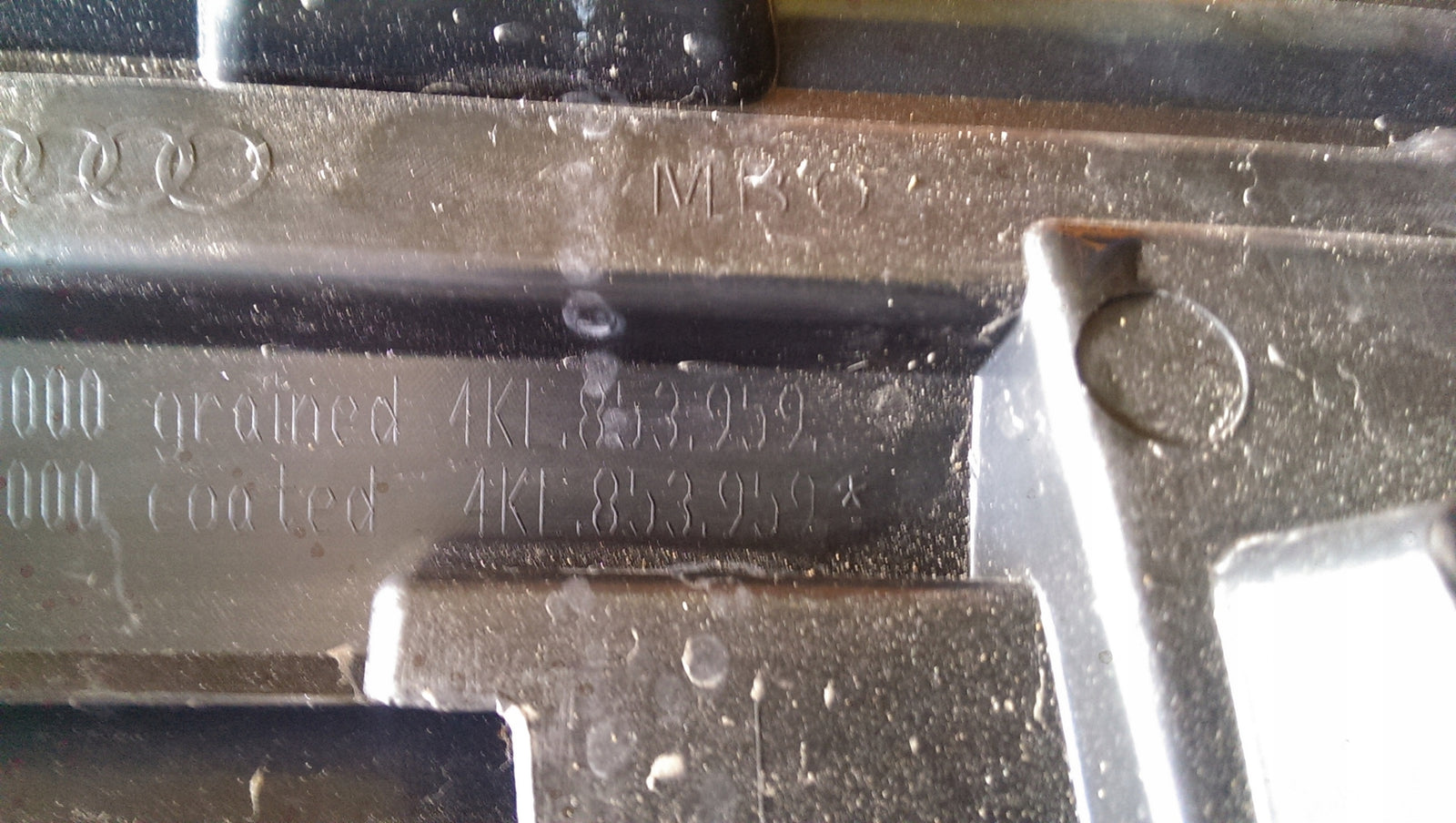 Listwa drzwi lewy przód AUDI E-TRON 4KE853959